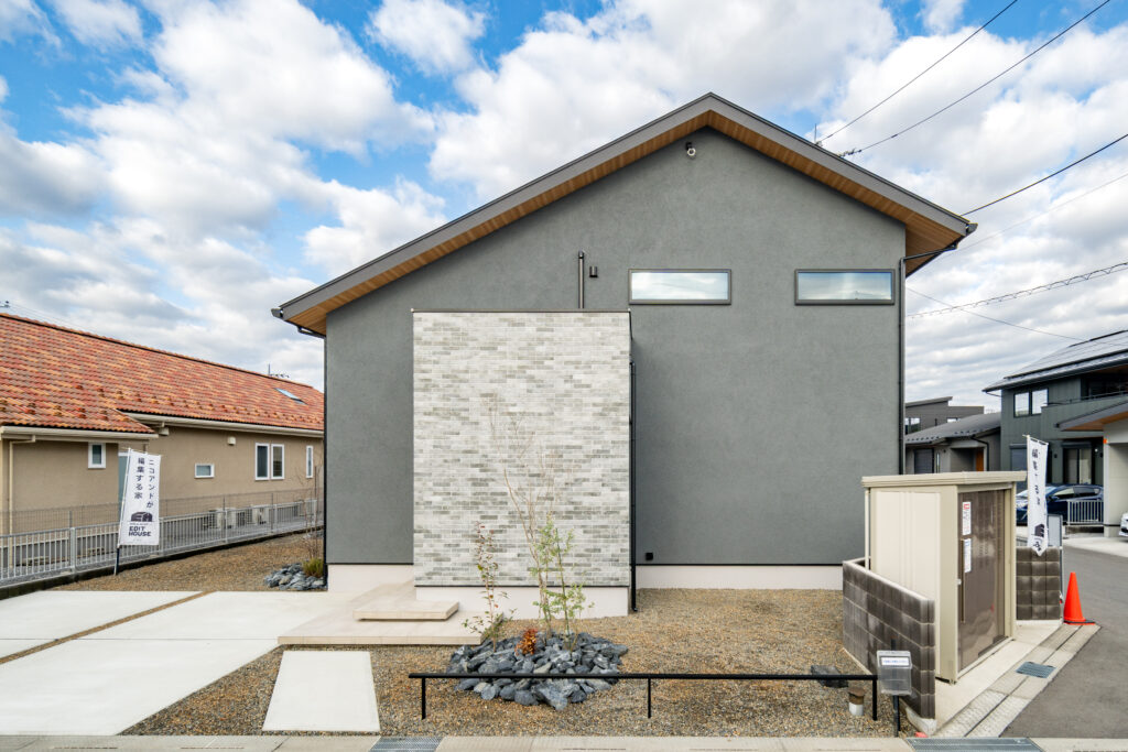 陰影と抜けを重ねた、奥行きを感じる住まい