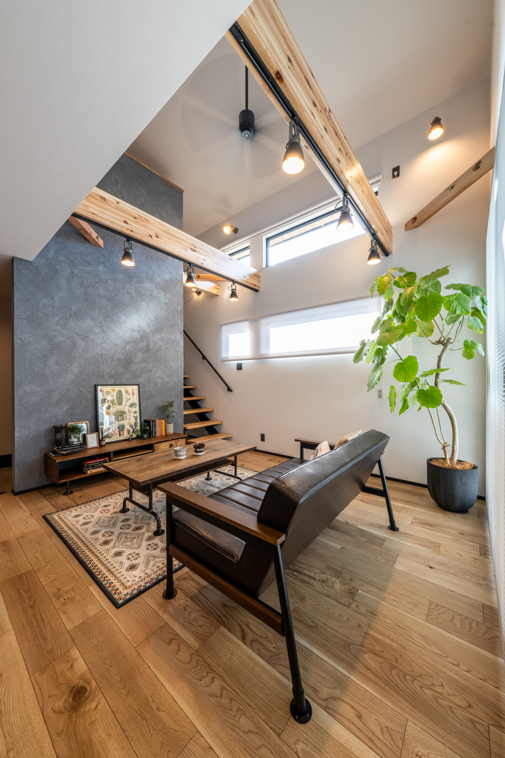 陰影と抜けを重ねた、奥行きを感じる住まい