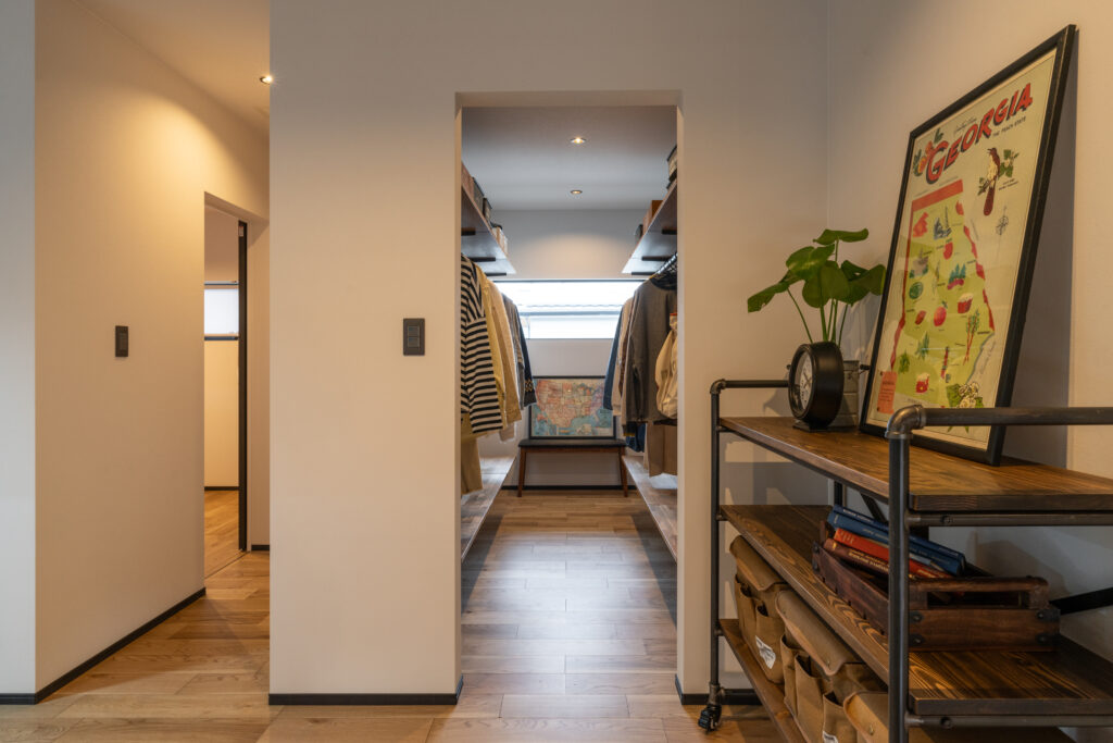 陰影と抜けを重ねた、奥行きを感じる住まい