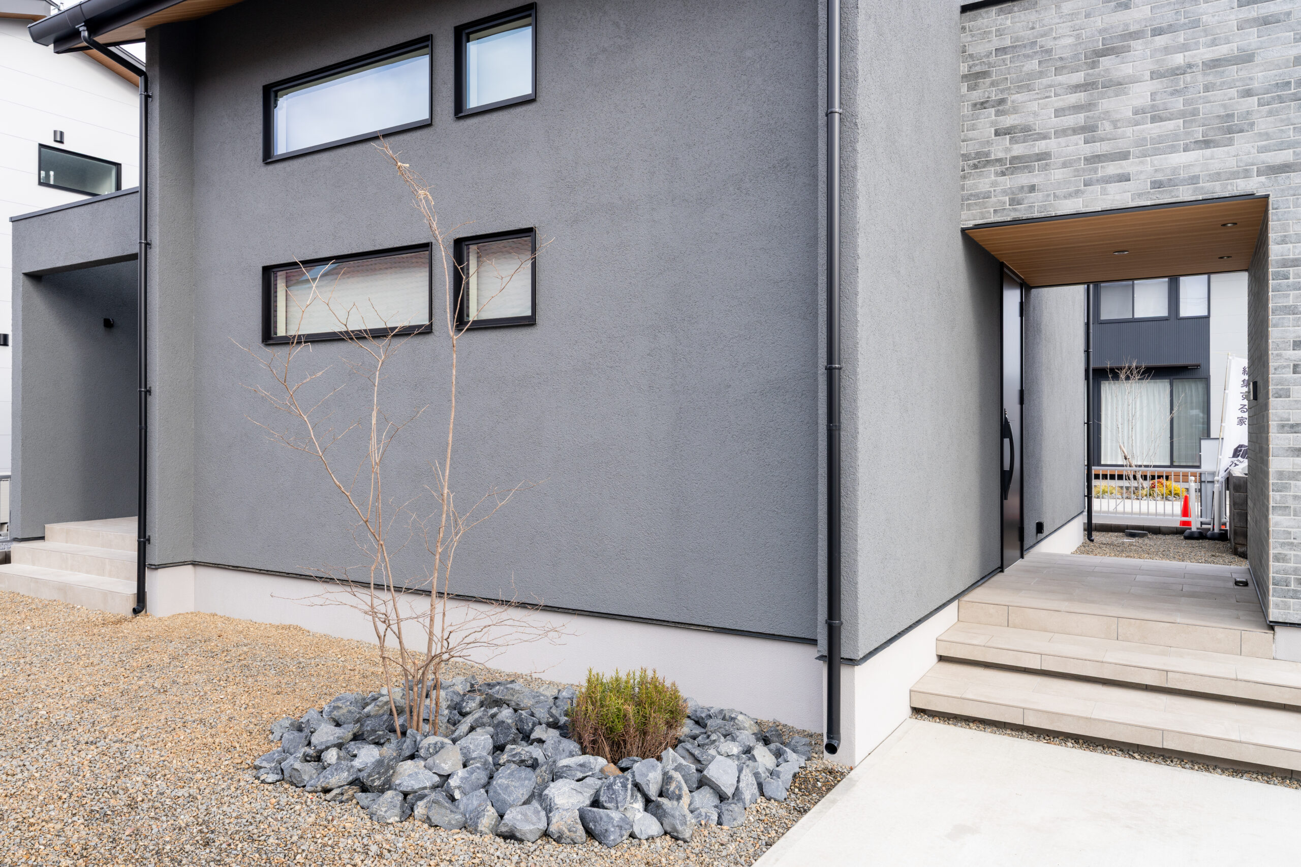 陰影と抜けを重ねた、奥行きを感じる住まい