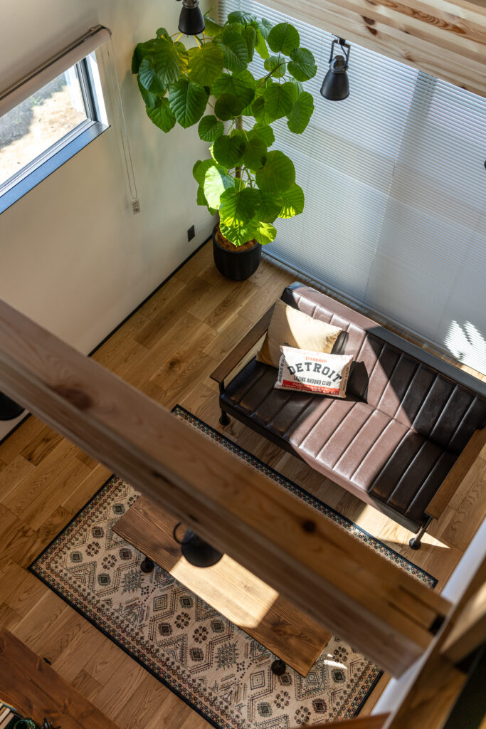 陰影と抜けを重ねた、奥行きを感じる住まい