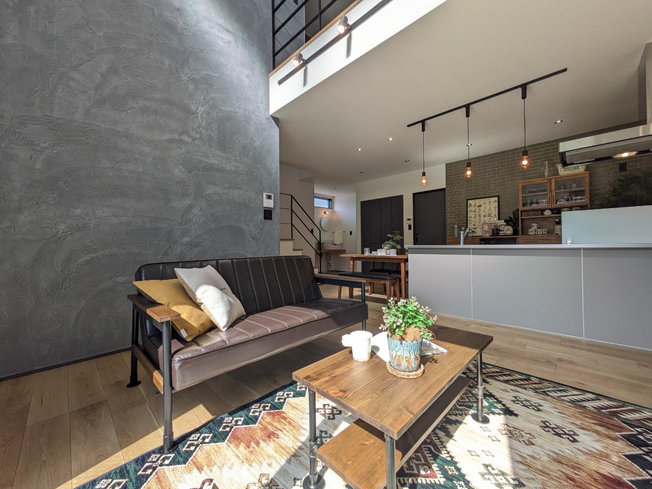 深みのあるグレーと異素材が映える家