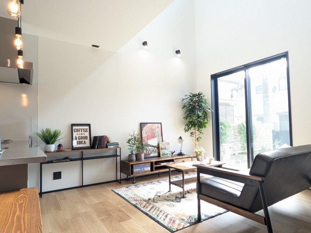 深みのあるグレーと異素材が映える家