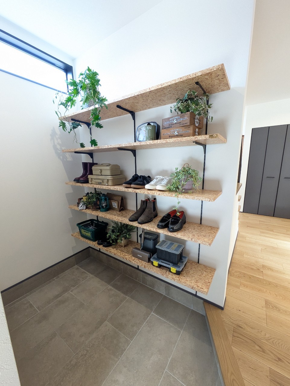 深みのあるグレーと異素材が映える家