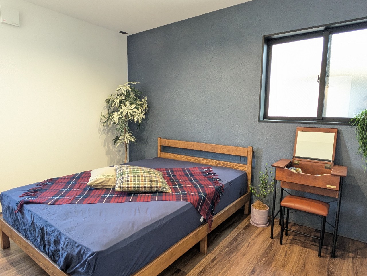 深みのあるグレーと異素材が映える家