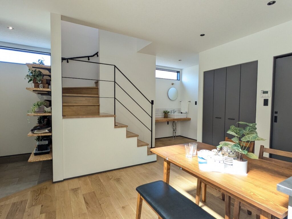 深みのあるグレーと異素材が映える家