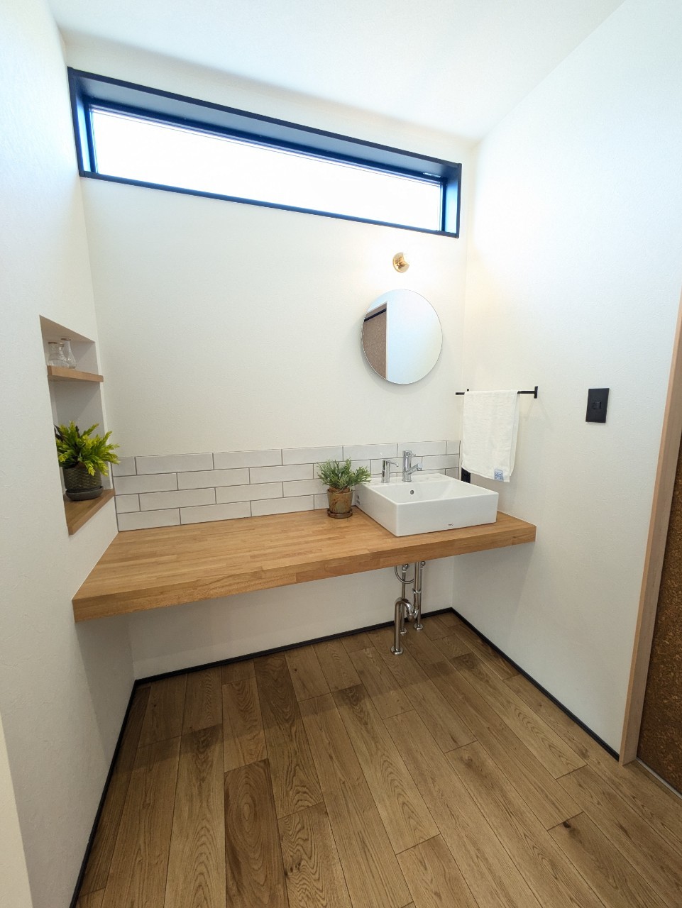 深みのあるグレーと異素材が映える家