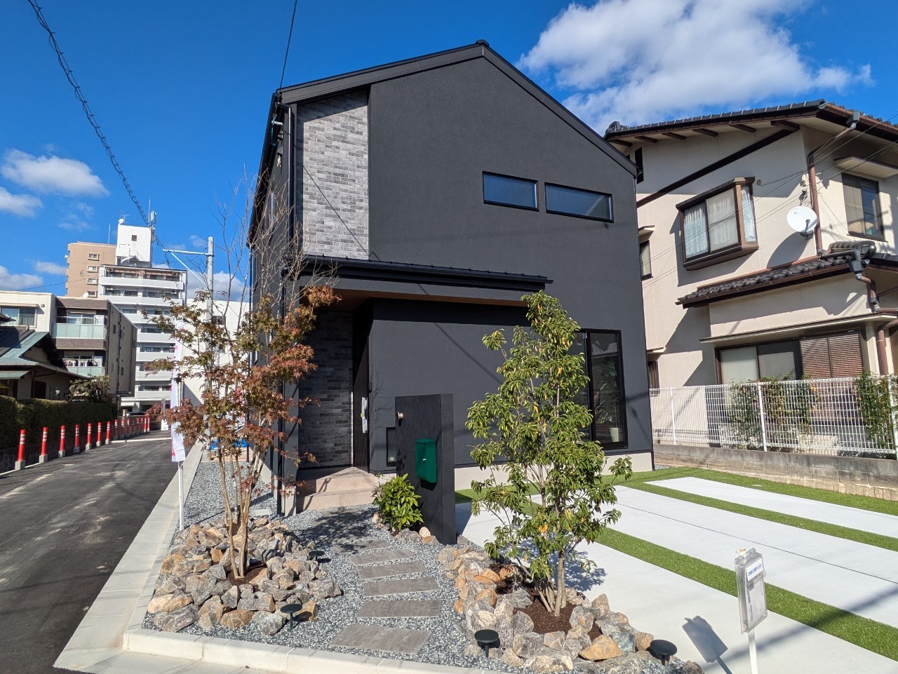 深みのあるグレーと異素材が映える家