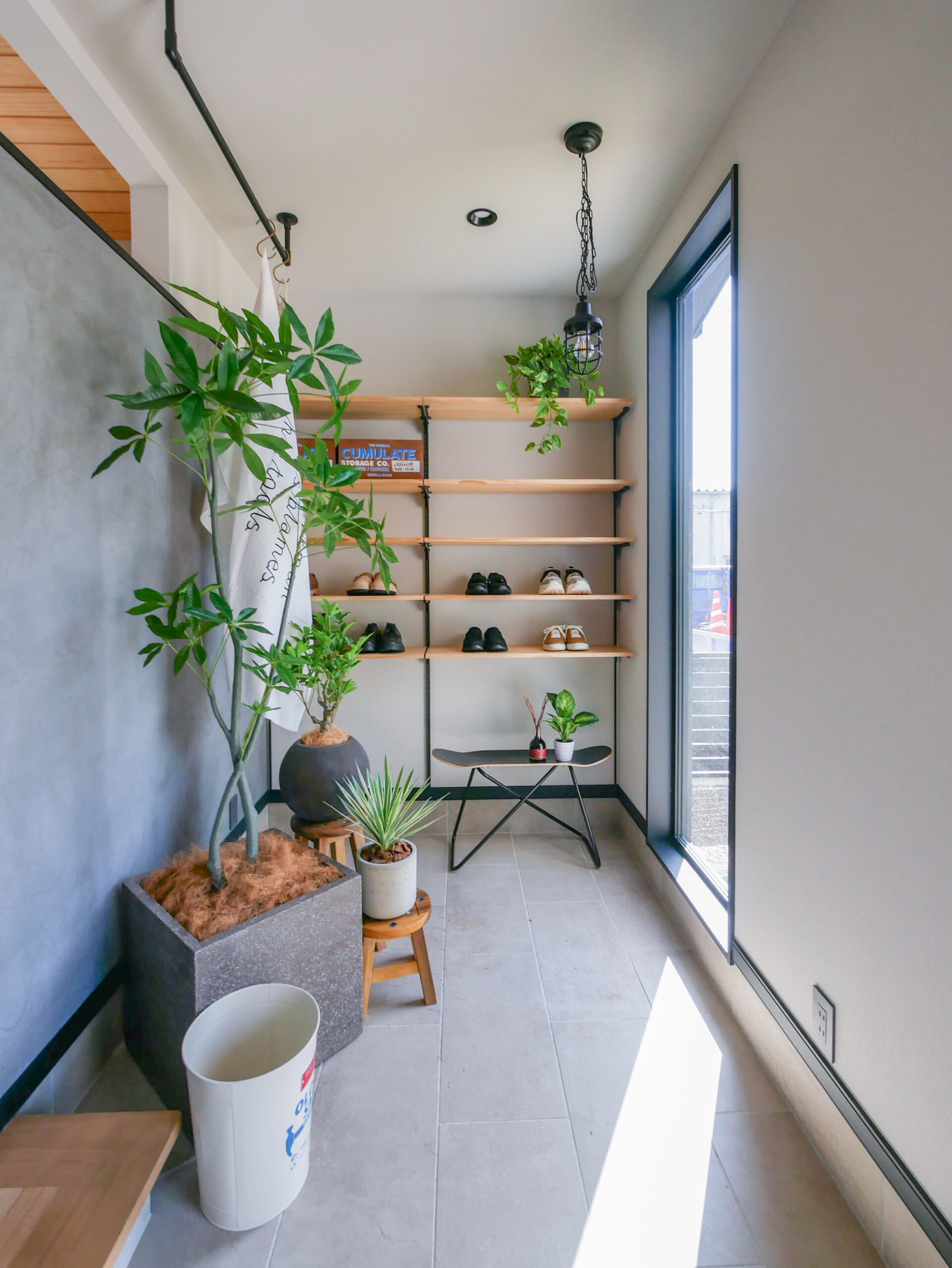 ヌックとタイルデッキのある、居場所が広がる平屋