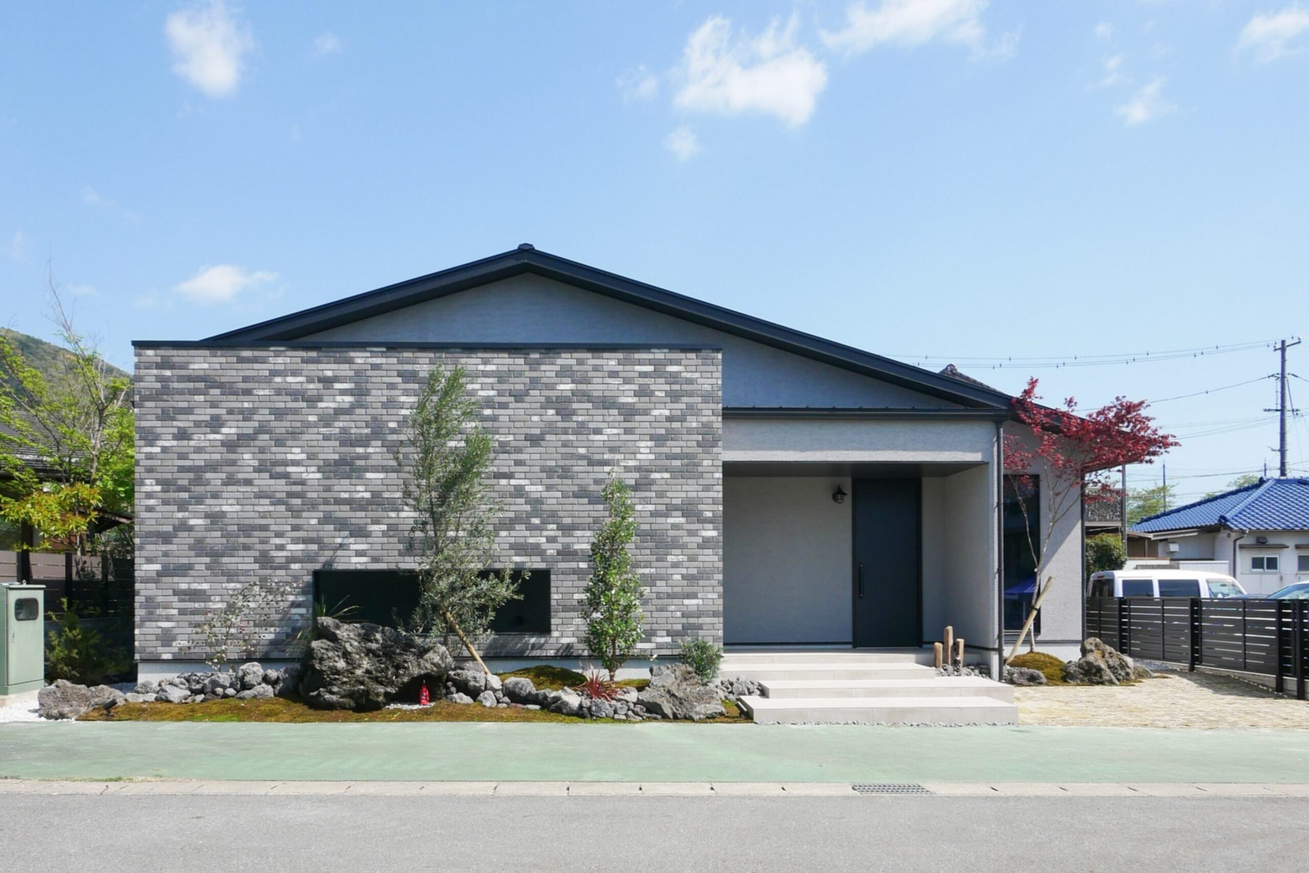 ヌックとタイルデッキのある、居場所が広がる平屋